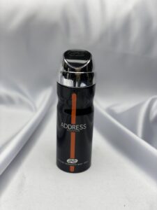 اسپری بدن مردانه ADDRESS Pour Homme یک خوشبوکننده حرفه‌ای با رایحه‌ای تلخ، گرم و جذاب است که برای آقایانی با استایل رسمی و نیمه‌رسمی طراحی شده است. این محصول علاوه بر خوشبو کردن بدن، به‌عنوان یک دئودورانت مؤثر عمل کرده و از ایجاد بوی نامطبوع بدن در طول روز جلوگیری می‌کند. رایحه این اسپری در گروه رایحه‌های چوبی – ادویه‌ای قرار می‌گیرد و حس قدرت، اعتمادبه‌نفس و جذابیت مردانه را به‌خوبی منتقل می‌کند. نت‌های اولیه با بویی تلخ و کمی ادویه‌ای آغاز شده و در ادامه به رایحه‌های چوبی و گرم می‌رسد که اثری ماندگار و شیک روی پوست و لباس باقی می‌گذارد. طراحی بدنه مشکی با خط نارنجی، ظاهری مدرن و مردانه به این اسپری بخشیده و آن را به گزینه‌ای مناسب برای استفاده در محل کار، قرارهای رسمی، مهمانی‌ها و حتی مصرف روزانه تبدیل کرده است. فرمولاسیون این محصول به‌گونه‌ای است که بدون ایجاد لک روی لباس، پخش بوی مناسب و ماندگاری خوبی ارائه می‌دهد. اگر به دنبال یک اسپری بدن مردانه با رایحه تلخ و خاص هستید که هم اقتصادی باشد و هم حس عطرهای گران‌قیمت را القا کند، ADDRESS Pour Homme انتخابی کاملاً هوشمندانه است.