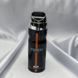 اسپری بدن مردانه ADDRESS Pour Homme یک خوشبوکننده حرفه‌ای با رایحه‌ای تلخ، گرم و جذاب است که برای آقایانی با استایل رسمی و نیمه‌رسمی طراحی شده است. این محصول علاوه بر خوشبو کردن بدن، به‌عنوان یک دئودورانت مؤثر عمل کرده و از ایجاد بوی نامطبوع بدن در طول روز جلوگیری می‌کند. رایحه این اسپری در گروه رایحه‌های چوبی – ادویه‌ای قرار می‌گیرد و حس قدرت، اعتمادبه‌نفس و جذابیت مردانه را به‌خوبی منتقل می‌کند. نت‌های اولیه با بویی تلخ و کمی ادویه‌ای آغاز شده و در ادامه به رایحه‌های چوبی و گرم می‌رسد که اثری ماندگار و شیک روی پوست و لباس باقی می‌گذارد. طراحی بدنه مشکی با خط نارنجی، ظاهری مدرن و مردانه به این اسپری بخشیده و آن را به گزینه‌ای مناسب برای استفاده در محل کار، قرارهای رسمی، مهمانی‌ها و حتی مصرف روزانه تبدیل کرده است. فرمولاسیون این محصول به‌گونه‌ای است که بدون ایجاد لک روی لباس، پخش بوی مناسب و ماندگاری خوبی ارائه می‌دهد. اگر به دنبال یک اسپری بدن مردانه با رایحه تلخ و خاص هستید که هم اقتصادی باشد و هم حس عطرهای گران‌قیمت را القا کند، ADDRESS Pour Homme انتخابی کاملاً هوشمندانه است.