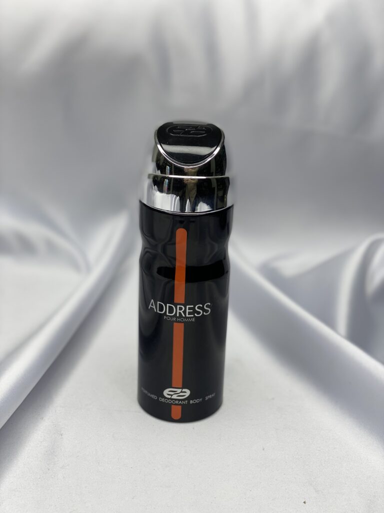 اسپری بدن مردانه ADDRESS Pour Homme یک خوشبوکننده حرفه‌ای با رایحه‌ای تلخ، گرم و جذاب است که برای آقایانی با استایل رسمی و نیمه‌رسمی طراحی شده است. این محصول علاوه بر خوشبو کردن بدن، به‌عنوان یک دئودورانت مؤثر عمل کرده و از ایجاد بوی نامطبوع بدن در طول روز جلوگیری می‌کند. رایحه این اسپری در گروه رایحه‌های چوبی – ادویه‌ای قرار می‌گیرد و حس قدرت، اعتمادبه‌نفس و جذابیت مردانه را به‌خوبی منتقل می‌کند. نت‌های اولیه با بویی تلخ و کمی ادویه‌ای آغاز شده و در ادامه به رایحه‌های چوبی و گرم می‌رسد که اثری ماندگار و شیک روی پوست و لباس باقی می‌گذارد. طراحی بدنه مشکی با خط نارنجی، ظاهری مدرن و مردانه به این اسپری بخشیده و آن را به گزینه‌ای مناسب برای استفاده در محل کار، قرارهای رسمی، مهمانی‌ها و حتی مصرف روزانه تبدیل کرده است. فرمولاسیون این محصول به‌گونه‌ای است که بدون ایجاد لک روی لباس، پخش بوی مناسب و ماندگاری خوبی ارائه می‌دهد. اگر به دنبال یک اسپری بدن مردانه با رایحه تلخ و خاص هستید که هم اقتصادی باشد و هم حس عطرهای گران‌قیمت را القا کند، ADDRESS Pour Homme انتخابی کاملاً هوشمندانه است.