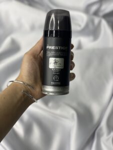 اسپری بدن مردانه پرستیژ مدل Aventus (اونتوس)، محصولی از لاین Prestige Collection است که با الهام از رایحه افسانه‌ای و گران‌قیمت Creed Aventus طراحی و تولید شده است. این اسپری برای آقایانی که به دنبال رایحه‌ای شیک، مدرن و در عین حال کلاسیک هستند، انتخابی بی‌نظیر است. بسته‌بندی مشکی مات با نماد معروف اسب‌سوار، حسی از وقار و قدرت را القا می‌کند. این دئودورانت (Perfumed Deodorant Body Spray) علاوه بر خوشبو کردن بدن، خاصیت ضدتعریق ملایمی دارد که با نماد 24h روی بدنه آن تضمین شده است. چرا اسپری پرستیژ اونتوس را انتخاب کنیم؟ رایحه مشابه عطر اصلی: بازسازی دقیق نت‌های آناناس، ترنج و چوب که امضای رایحه اونتوس است. پخش بوی عالی: بلافاصله پس از استفاده، رایحه‌ای دلپذیر و گیرا در فضای اطراف پخش می‌شود. اقتصادی و باکیفیت: جایگزینی بسیار مقرون‌به‌صرفه برای کسانی که عاشق رایحه کرید اونتوس هستند. مناسب تمام فصول: به دلیل طبع خنک و تلخ، هم در روزهای گرم تابستان و هم در جلسات رسمی زمستانی قابل استفاده است.