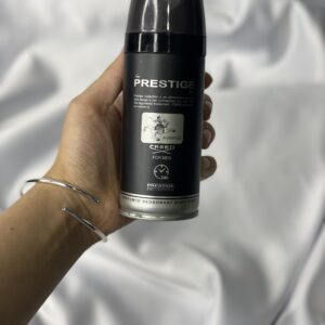 اسپری بدن مردانه پرستیژ مدل Aventus (اونتوس)، محصولی از لاین Prestige Collection است که با الهام از رایحه افسانه‌ای و گران‌قیمت Creed Aventus طراحی و تولید شده است. این اسپری برای آقایانی که به دنبال رایحه‌ای شیک، مدرن و در عین حال کلاسیک هستند، انتخابی بی‌نظیر است. بسته‌بندی مشکی مات با نماد معروف اسب‌سوار، حسی از وقار و قدرت را القا می‌کند. این دئودورانت (Perfumed Deodorant Body Spray) علاوه بر خوشبو کردن بدن، خاصیت ضدتعریق ملایمی دارد که با نماد 24h روی بدنه آن تضمین شده است. چرا اسپری پرستیژ اونتوس را انتخاب کنیم؟ رایحه مشابه عطر اصلی: بازسازی دقیق نت‌های آناناس، ترنج و چوب که امضای رایحه اونتوس است. پخش بوی عالی: بلافاصله پس از استفاده، رایحه‌ای دلپذیر و گیرا در فضای اطراف پخش می‌شود. اقتصادی و باکیفیت: جایگزینی بسیار مقرون‌به‌صرفه برای کسانی که عاشق رایحه کرید اونتوس هستند. مناسب تمام فصول: به دلیل طبع خنک و تلخ، هم در روزهای گرم تابستان و هم در جلسات رسمی زمستانی قابل استفاده است.